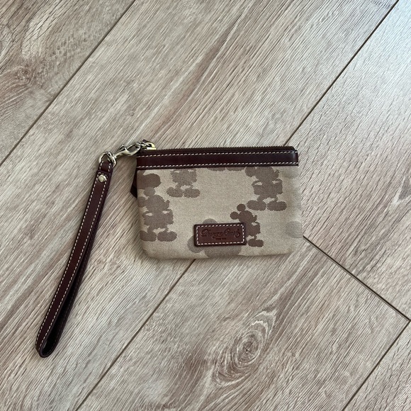 Dooney & Bourke Slim Wristlet - Picture 1 of 9